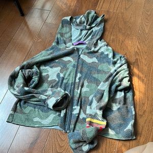 camo cropped zip up